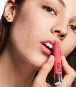 Clinique Chubby Stick Moisturizing Lip Colour Balm - Graped-up -Beste Lip Winkel 1039x1200 5