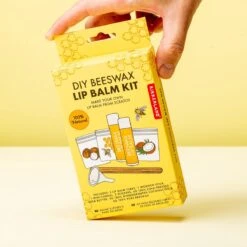 Kikkerland DIY Bijenwas Lip Balsem Kit - Maak Je Eigen Lippenbalsem - 100% Natuurlijk - Voor Twee Balsem Sticks 12 Kikkerland DIY Bijenwas Lip Balsem Kit - Maak Je Eigen Lippenbalsem - 100% Natuurlijk - Voor Twee Balsem Sticks -Beste Lip Winkel 1200x1200 768