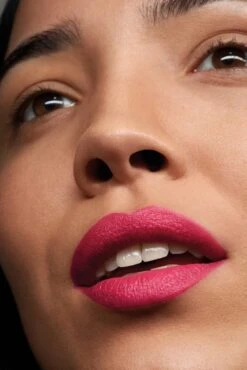 Rimmel London Lasting Finish Extreme Lippenstift - Buzz'n 130 14 Rimmel London Lasting Finish Extreme Lippenstift - Buzz'n 130 -Beste Lip Winkel 801x1200 3